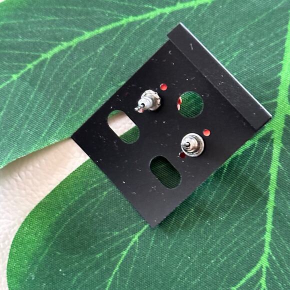 BOGO FREE RED FLORAL
CRYSTAL POST EARRINGS - Picture 4 of 5